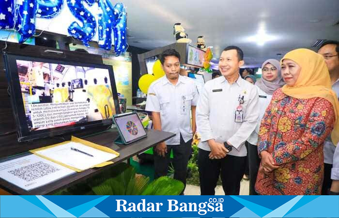 Gubernur Jawa Timur Khofifah Indar Parawansa saat meluncurkan inovasi layanan OM@H Mobile Soetomo pada peringatan HUT ke-87 RSUD Dr. Soetomo di Surabaya, Rabu (29/10/2025). (Foto Dok Ho/RadarBangsa.co.id)