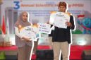 Azizah Isnaeni, S.Ak dan apt. LL. Joko Raharjo, S.Farm saat menerima penghargaan mewakili RSUD H. Moh. Ruslan dalam ajang Perkumpulan Praktisi Sentral Sterilisasi Indonesia (PPSSI) di Novotel Jakarta. (Dok Foto Ho/RadarBangsa.co.id)