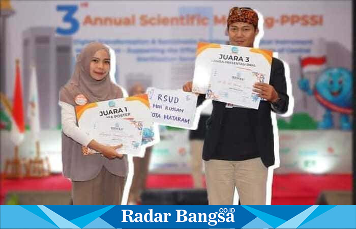 Azizah Isnaeni, S.Ak dan apt. LL. Joko Raharjo, S.Farm saat menerima penghargaan mewakili RSUD H. Moh. Ruslan dalam ajang Perkumpulan Praktisi Sentral Sterilisasi Indonesia (PPSSI) di Novotel Jakarta. (Dok Foto Ho/RadarBangsa.co.id)