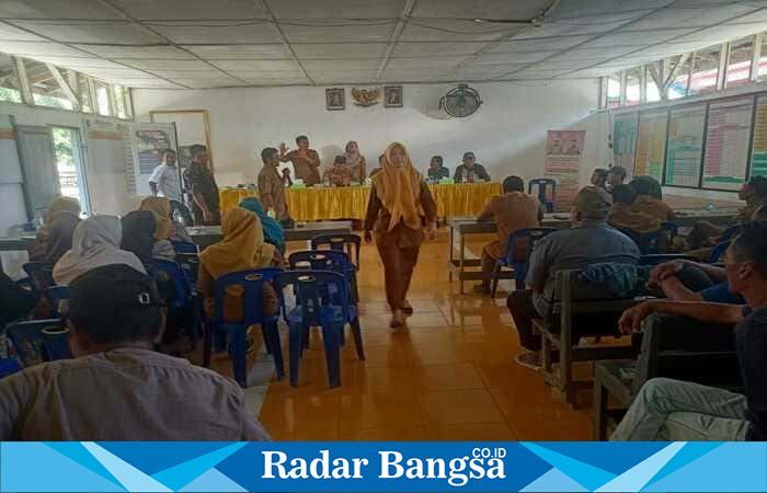 Rapat Badan Usaha Milik Desa (BUMDes) Karya Bersama Desa Sei Beluru, Kecamatan Meranti, Kabupaten Asahan, berlangsung tertib dan lancar di Balai Desa Sei Beluru, Senin (27/10/2025). (Foto: Joko/Radar Bangsa)