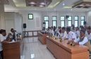 Sejumlah kepala desa di Kabupaten Lamongan mengikuti rapat koordinasi di Aula Dinas Pemberdayaan Masyarakat Desa (PMD), Rabu (8/10/2025). Dalam forum tersebut, para Kades kompak menolak penawaran MoU dari sebuah organisasi masyarakat sipil. (Foto Dok Ho/RadarBangsa.co.id)