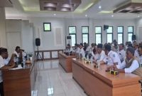 Sejumlah kepala desa di Kabupaten Lamongan mengikuti rapat koordinasi di Aula Dinas Pemberdayaan Masyarakat Desa (PMD), Rabu (8/10/2025). Dalam forum tersebut, para Kades kompak menolak penawaran MoU dari sebuah organisasi masyarakat sipil. (Foto Dok Ho/RadarBangsa.co.id)