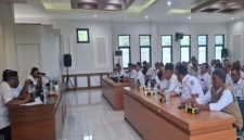 Sejumlah kepala desa di Kabupaten Lamongan mengikuti rapat koordinasi di Aula Dinas Pemberdayaan Masyarakat Desa (PMD), Rabu (8/10/2025). Dalam forum tersebut, para Kades kompak menolak penawaran MoU dari sebuah organisasi masyarakat sipil. (Foto Dok Ho/RadarBangsa.co.id)