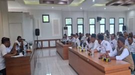 Sejumlah kepala desa di Kabupaten Lamongan mengikuti rapat koordinasi di Aula Dinas Pemberdayaan Masyarakat Desa (PMD), Rabu (8/10/2025). Dalam forum tersebut, para Kades kompak menolak penawaran MoU dari sebuah organisasi masyarakat sipil. (Foto Dok Ho/RadarBangsa.co.id)