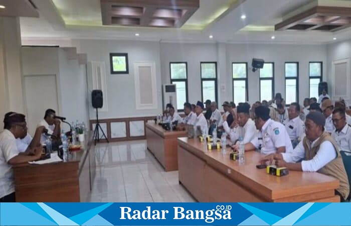 Sejumlah kepala desa di Kabupaten Lamongan mengikuti rapat koordinasi di Aula Dinas Pemberdayaan Masyarakat Desa (PMD), Rabu (8/10/2025). Dalam forum tersebut, para Kades kompak menolak penawaran MoU dari sebuah organisasi masyarakat sipil. (Foto Dok Ho/RadarBangsa.co.id)