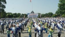 Ratusan guru dan siswa PAUD mengikuti Gebyar HUT ke-20 HIMPAUDI Kabupaten Madiun di halaman Pendopo Ronggo Djumeno, Caruban, Kamis (9102025).