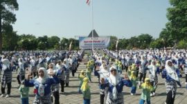 Ratusan guru dan siswa PAUD mengikuti Gebyar HUT ke-20 HIMPAUDI Kabupaten Madiun di halaman Pendopo Ronggo Djumeno, Caruban, Kamis (9102025).