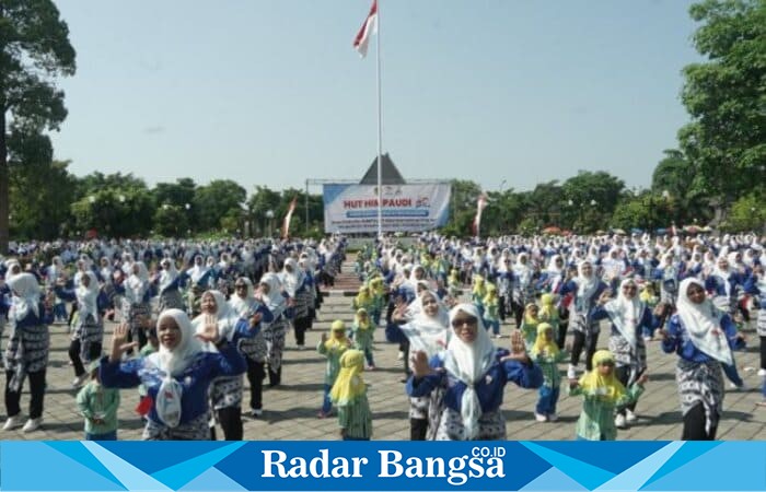 Ratusan guru dan siswa PAUD mengikuti Gebyar HUT ke-20 HIMPAUDI Kabupaten Madiun di halaman Pendopo Ronggo Djumeno, Caruban, Kamis (9102025).