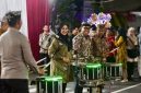 Bupati Banyuwangi Ipuk Fiestiandani menghadiri sekaligus membuka Kirab Night Street Parade dalam rangka Ijen Marching Festival (IMF) III 2025 di depan Kantor Pemkab Banyuwangi, Sabtu malam (18/10/2025). (Foto Dok Ho/RadarBangsa.co.id)
