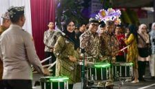 Bupati Banyuwangi Ipuk Fiestiandani menghadiri sekaligus membuka Kirab Night Street Parade dalam rangka Ijen Marching Festival (IMF) III 2025 di depan Kantor Pemkab Banyuwangi, Sabtu malam (18/10/2025). (Foto Dok Ho/RadarBangsa.co.id)