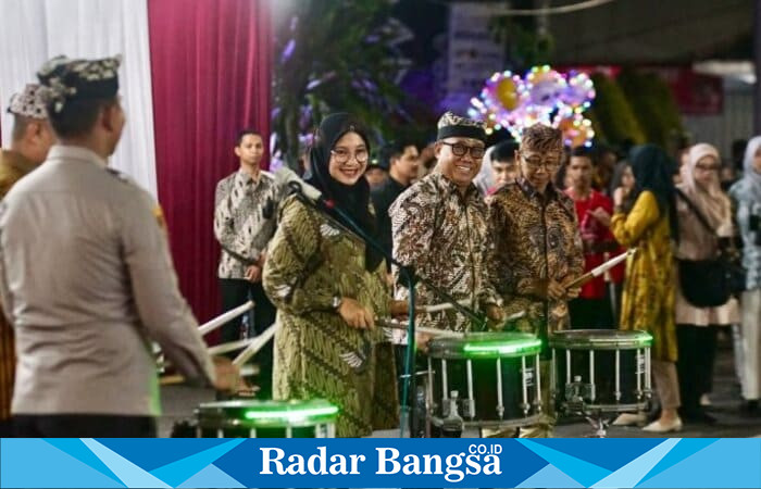 Bupati Banyuwangi Ipuk Fiestiandani menghadiri sekaligus membuka Kirab Night Street Parade dalam rangka Ijen Marching Festival (IMF) III 2025 di depan Kantor Pemkab Banyuwangi, Sabtu malam (18/10/2025). (Foto Dok Ho/RadarBangsa.co.id)
