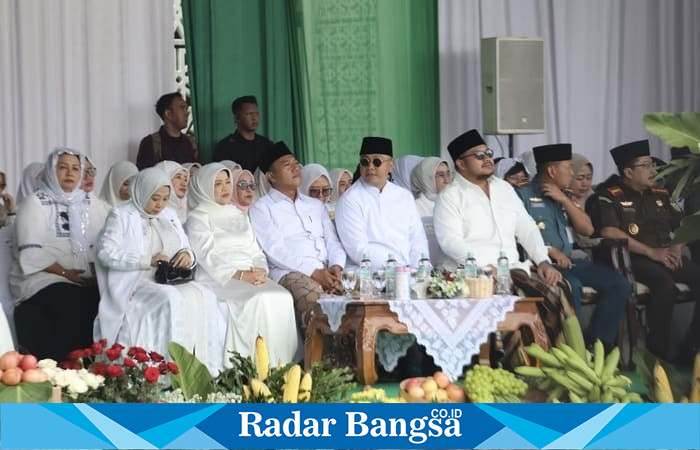  Wakil Bupati Malang Dra. Hj. Latifah Shohib menghadiri Apel Peringatan Hari Santri Tingkat Provinsi Jawa Timur 2025 di Pondok Pesantren An-Nur II Al Murtadlo, Kecamatan Bululawang, Rabu (22/10/2025). (Foto Dok Ho/RadarBangsa.co.id)