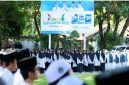 Bupati Banyuwangi Ipuk Fiestiandani memimpin Upacara Peringatan Hari Santri Nasional 2025 di halaman Kantor Bupati Banyuwangi, Selasa (22/10/2025). (Foto Dok Ho/RadarBangsa.co.id)