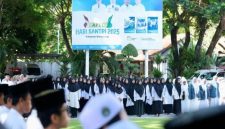 Bupati Banyuwangi Ipuk Fiestiandani memimpin Upacara Peringatan Hari Santri Nasional 2025 di halaman Kantor Bupati Banyuwangi, Selasa (22/10/2025). (Foto Dok Ho/RadarBangsa.co.id)