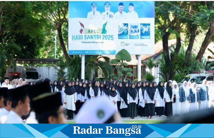 Bupati Banyuwangi Ipuk Fiestiandani memimpin Upacara Peringatan Hari Santri Nasional 2025 di halaman Kantor Bupati Banyuwangi, Selasa (22/10/2025). (Foto Dok Ho/RadarBangsa.co.id)