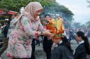 Bupati Banyuwangi Ipuk Fiestiandani menghadiri rangkaian acara Gandrung Sewu 2025 di Pantai Marina Boom, Jumat (24/10/2025). (Foto Dok Ho/RadarBangsa.co.id)