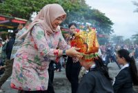 Bupati Banyuwangi Ipuk Fiestiandani menghadiri rangkaian acara Gandrung Sewu 2025 di Pantai Marina Boom, Jumat (24/10/2025). (Foto Dok Ho/RadarBangsa.co.id)