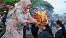 Bupati Banyuwangi Ipuk Fiestiandani menghadiri rangkaian acara Gandrung Sewu 2025 di Pantai Marina Boom, Jumat (24/10/2025). (Foto Dok Ho/RadarBangsa.co.id)