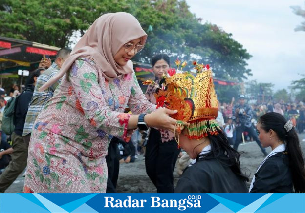 Bupati Banyuwangi Ipuk Fiestiandani menghadiri rangkaian acara Gandrung Sewu 2025 di Pantai Marina Boom, Jumat (24/10/2025). (Foto Dok Ho/RadarBangsa.co.id)