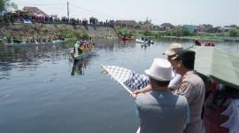 Penonton antusias menyaksikan jalannya Festival dan Lomba Balap Perahu Naga di Kali Kedunglarangan, Bangil, Kabupaten Pasuruan, Sabtu (4/10/2025). (Foto Dok Ho/RadarBangsa.co.id)