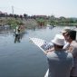 Penonton antusias menyaksikan jalannya Festival dan Lomba Balap Perahu Naga di Kali Kedunglarangan, Bangil, Kabupaten Pasuruan, Sabtu (4/10/2025). (Foto Dok Ho/RadarBangsa.co.id)