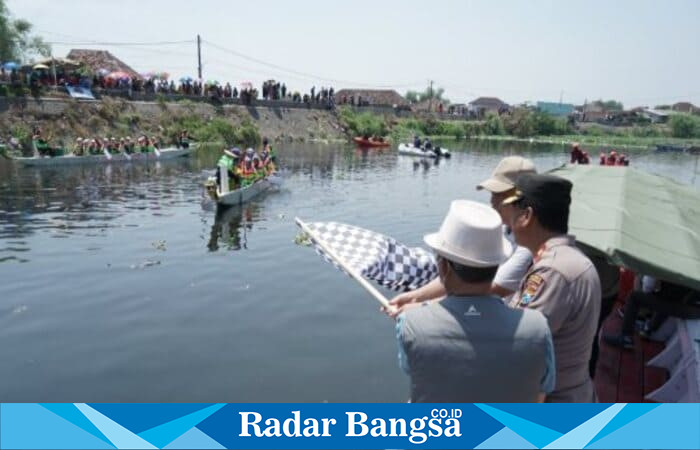 Penonton antusias menyaksikan jalannya Festival dan Lomba Balap Perahu Naga di Kali Kedunglarangan, Bangil, Kabupaten Pasuruan, Sabtu (4/10/2025). (Foto Dok Ho/RadarBangsa.co.id)