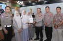 Kapolres Lamongan AKBP Agus Dwi Suryanto menyerahkan piala kepada pemenang Lomba Cerdas Cermat Kamtibmas di Polres Lamongan, Jumat (17/10/2025). (Foto Dok Ho/RadarBangsa.co.id)