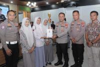 Kapolres Lamongan AKBP Agus Dwi Suryanto menyerahkan piala kepada pemenang Lomba Cerdas Cermat Kamtibmas di Polres Lamongan, Jumat (17/10/2025). (Foto Dok Ho/RadarBangsa.co.id)