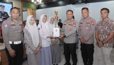 Kapolres Lamongan AKBP Agus Dwi Suryanto menyerahkan piala kepada pemenang Lomba Cerdas Cermat Kamtibmas di Polres Lamongan, Jumat (17/10/2025). (Foto Dok Ho/RadarBangsa.co.id)
