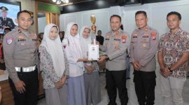 Kapolres Lamongan AKBP Agus Dwi Suryanto menyerahkan piala kepada pemenang Lomba Cerdas Cermat Kamtibmas di Polres Lamongan, Jumat (17/10/2025). (Foto Dok Ho/RadarBangsa.co.id)