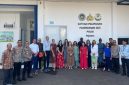 Brigjen Pol. Ihsan Amin berfoto bersama usai mendampingi kunjungan Rockefeller Foundation di Sentra Pelayanan Pemenuhan Gizi (SPPG) Polri Pejaten, Jakarta Selatan. (Foto Dok Ho/RadarBangsa.co.id)
