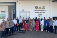 Brigjen Pol. Ihsan Amin berfoto bersama usai mendampingi kunjungan Rockefeller Foundation di Sentra Pelayanan Pemenuhan Gizi (SPPG) Polri Pejaten, Jakarta Selatan. (Foto Dok Ho/RadarBangsa.co.id)