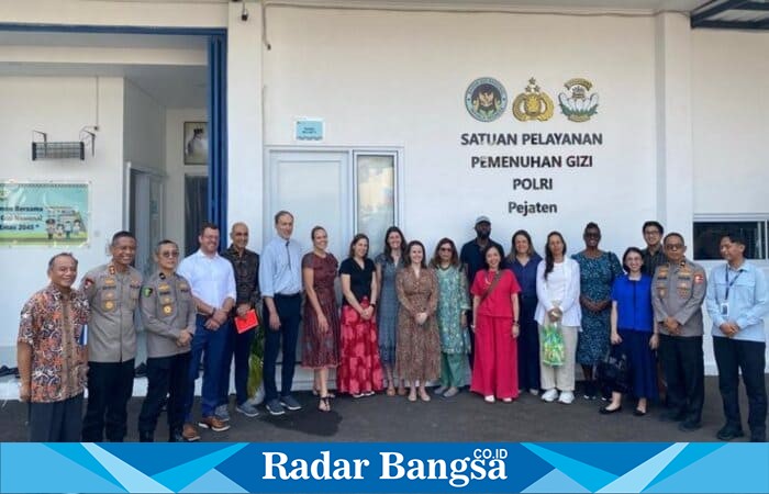 Brigjen Pol. Ihsan Amin berfoto bersama usai mendampingi kunjungan Rockefeller Foundation di Sentra Pelayanan Pemenuhan Gizi (SPPG) Polri Pejaten, Jakarta Selatan. (Foto Dok Ho/RadarBangsa.co.id)