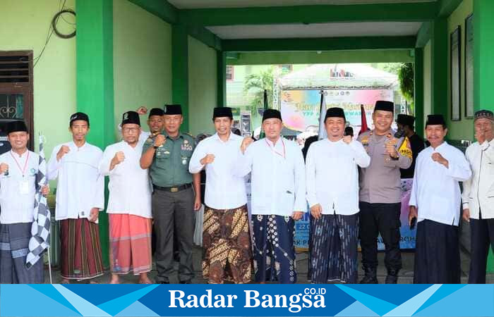Aparat pemerintah dan tokoh masyarakat Kecamatan Kembangbahu berpose bersama usai pelaksanaan parade Hari Santri Nasional 2025 di halaman Yayasan Pondok Pesantren Al Munawwaroh, Lamongan, Selasa (21/10/2025). (Foto Dok Ho/RadarBangsa.co.id)
