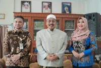 Senator Jawa Timur Lia Istifhama (paling kiri) berfoto bersama ulama dan tokoh masyarakat usai agenda kunjungan, suasana hangat penuh keakraban tampak dalam pertemuan tersebut. (Foto Dok Ho/RadarBangsa.co.id)