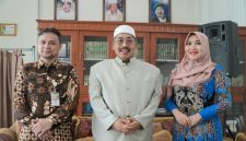 Senator Jawa Timur Lia Istifhama (paling kiri) berfoto bersama ulama dan tokoh masyarakat usai agenda kunjungan, suasana hangat penuh keakraban tampak dalam pertemuan tersebut. (Foto Dok Ho/RadarBangsa.co.id)