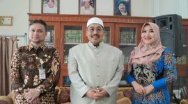 Senator Jawa Timur Lia Istifhama (paling kiri) berfoto bersama ulama dan tokoh masyarakat usai agenda kunjungan, suasana hangat penuh keakraban tampak dalam pertemuan tersebut. (Foto Dok Ho/RadarBangsa.co.id)