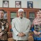 Senator Jawa Timur Lia Istifhama (paling kiri) berfoto bersama ulama dan tokoh masyarakat usai agenda kunjungan, suasana hangat penuh keakraban tampak dalam pertemuan tersebut. (Foto Dok Ho/RadarBangsa.co.id)
