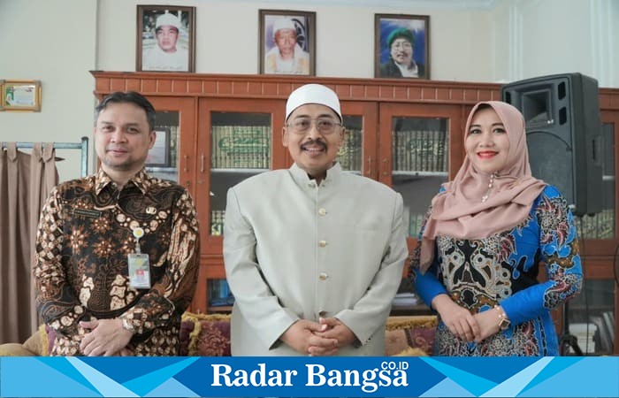 Senator Jawa Timur Lia Istifhama (paling kiri) berfoto bersama ulama dan tokoh masyarakat usai agenda kunjungan, suasana hangat penuh keakraban tampak dalam pertemuan tersebut. (Foto Dok Ho/RadarBangsa.co.id)