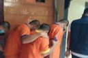 Empat tersangka kasus pencurian dengan modus ganjal ATM menggunakan tusuk gigi digiring petugas Satreskrim Polres Lamongan usai penangkapan di Yogyakarta, Rabu (22/10/2025). (Foto Dok Ho/RadarBangsa.co.id)