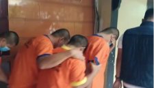 Empat tersangka kasus pencurian dengan modus ganjal ATM menggunakan tusuk gigi digiring petugas Satreskrim Polres Lamongan usai penangkapan di Yogyakarta, Rabu (22/10/2025). (Foto Dok Ho/RadarBangsa.co.id)