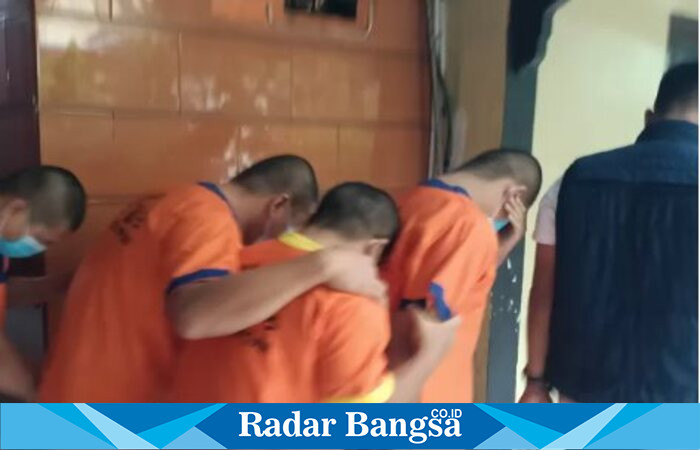 Empat tersangka kasus pencurian dengan modus ganjal ATM menggunakan tusuk gigi digiring petugas Satreskrim Polres Lamongan usai penangkapan di Yogyakarta, Rabu (22/10/2025). (Foto Dok Ho/RadarBangsa.co.id)