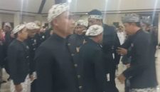 Salah satu pejabat tiba-tiba pingsan saat prosesi pelantikan pejabat administrator, pengawas, dan kepala kelurahan di Pendopo Lokanantra Pemkab Lamongan, Kamis malam (9/10/2025) Foto Dok Ho/RadarBangsa.co.id)