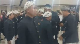 Salah satu pejabat tiba-tiba pingsan saat prosesi pelantikan pejabat administrator, pengawas, dan kepala kelurahan di Pendopo Lokanantra Pemkab Lamongan, Kamis malam (9/10/2025) Foto Dok Ho/RadarBangsa.co.id)