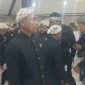 Salah satu pejabat tiba-tiba pingsan saat prosesi pelantikan pejabat administrator, pengawas, dan kepala kelurahan di Pendopo Lokanantra Pemkab Lamongan, Kamis malam (9/10/2025) Foto Dok Ho/RadarBangsa.co.id)