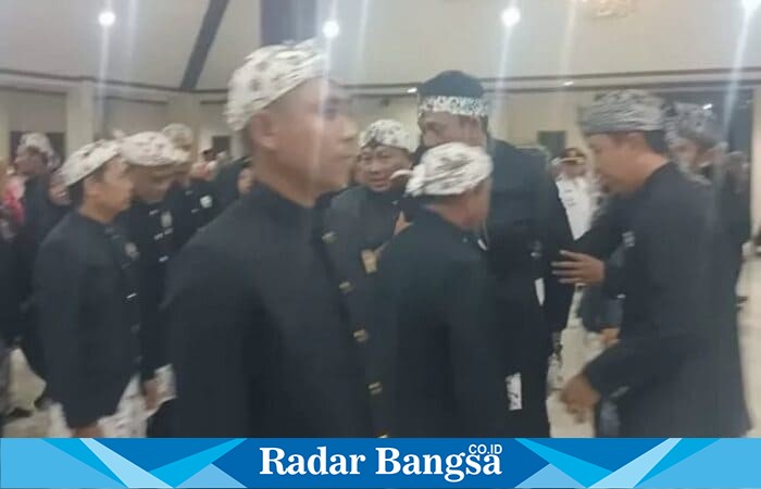 Salah satu pejabat tiba-tiba pingsan saat prosesi pelantikan pejabat administrator, pengawas, dan kepala kelurahan di Pendopo Lokanantra Pemkab Lamongan, Kamis malam (9/10/2025) Foto Dok Ho/RadarBangsa.co.id)