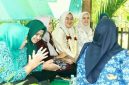 Ketua TP PKK Bangkalan Lutfiana Lukman Hakim berbincang dengan peserta saat kegiatan Silaturahmi dan Sharing Program PKK di Desa Tengket, Kecamatan Arosbaya, Senin (13/10/2025). (Foto Dok Ho/RadarBangsa.co.id)