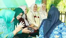 Ketua TP PKK Bangkalan Lutfiana Lukman Hakim berbincang dengan peserta saat kegiatan Silaturahmi dan Sharing Program PKK di Desa Tengket, Kecamatan Arosbaya, Senin (13/10/2025). (Foto Dok Ho/RadarBangsa.co.id)