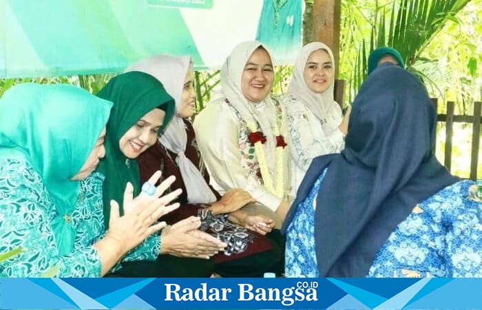Ketua TP PKK Bangkalan Lutfiana Lukman Hakim berbincang dengan peserta saat kegiatan Silaturahmi dan Sharing Program PKK di Desa Tengket, Kecamatan Arosbaya, Senin (13/10/2025). (Foto Dok Ho/RadarBangsa.co.id)