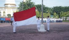 Apel peringatan Hari Sumpah Pemuda ke-97 di Kabupaten Asahan yang dipimpin Wakil Bupati Rianto menunjukkan semangat persatuan pemuda lintas etnis. “Indonesia tidak boleh kalah,” tegasnya di hadapan peserta apel. (foto/Ist)